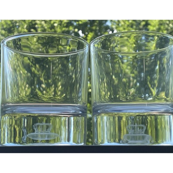 CROWN ROYAL floating crown on pillow 3D Hologram Rocks whiskey Glass set of 2 - Picture 3 of 16